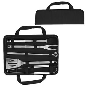 Set de BBQ en estuche de poliéster. Incluye 8 utensilios: pinzas, tenedor asador, 4 espadas para brochetas, brocha y volteador.